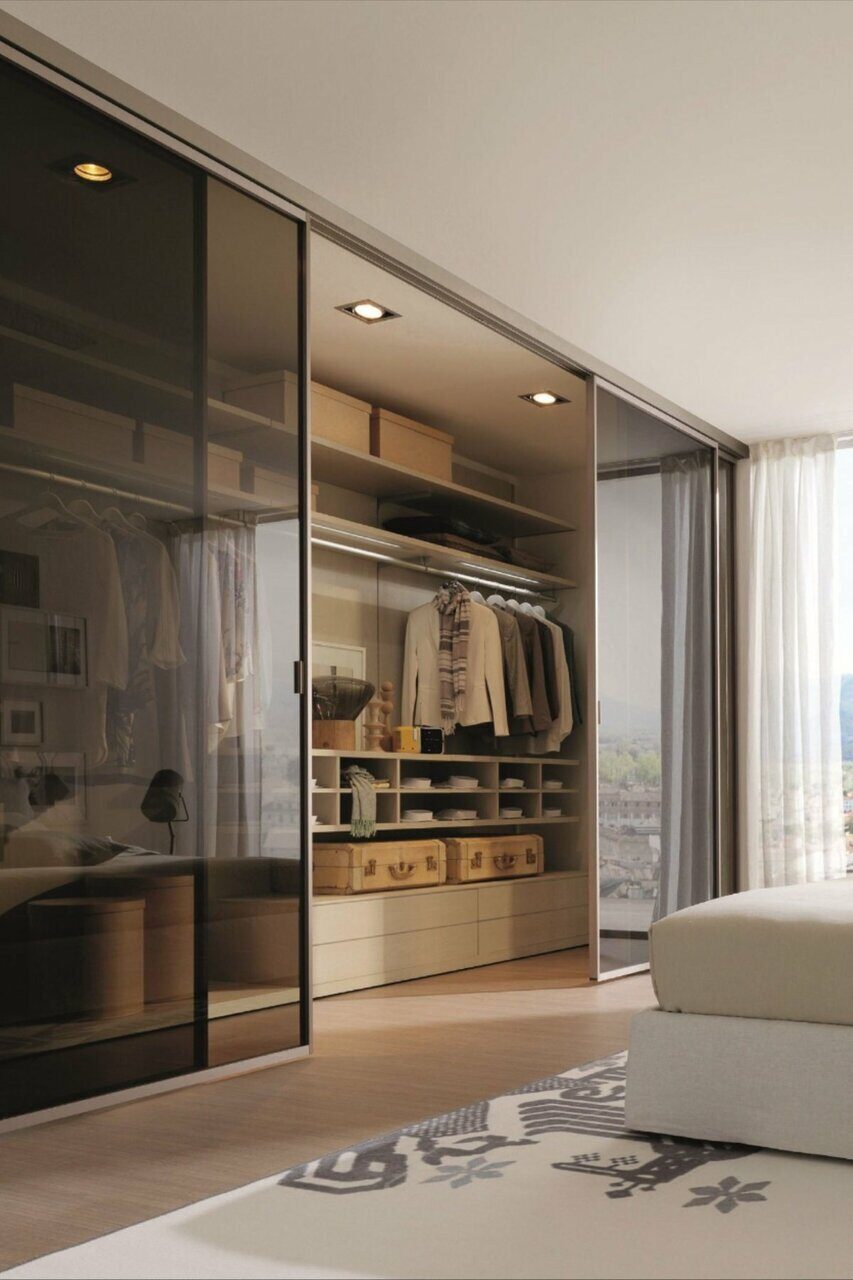 Спальня со стеклянной гардеробной дизайн