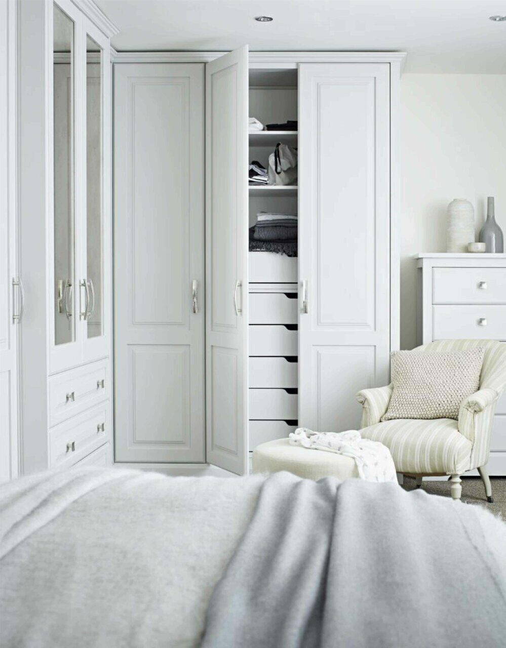 белый шкаф в спальню встроенный